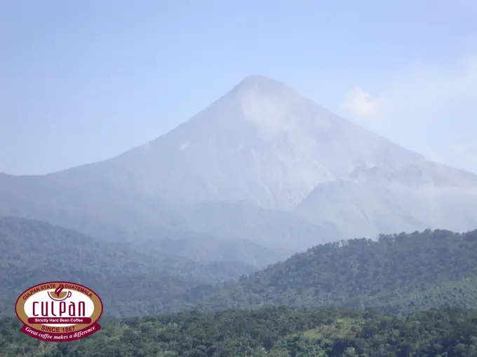 Volcan Santiaguito visto entre la neblina